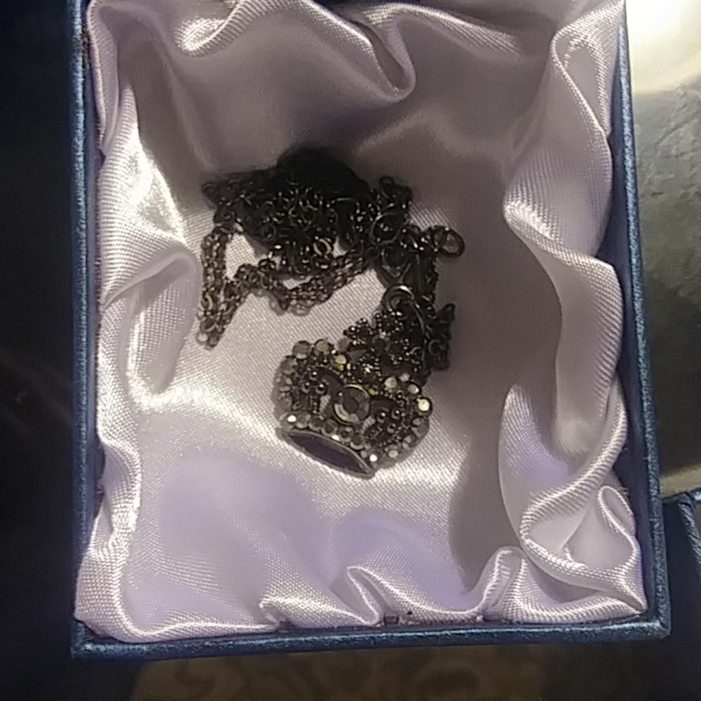 Queen necklace